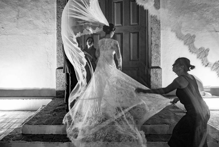 noiva na porta da igreja