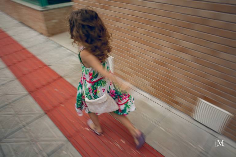 menina aurora correndo na rua