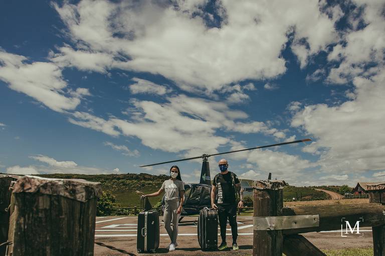 Gabrielle e Carlos Elopement nas Nuvens chegada de helicoptero InComum Eventos