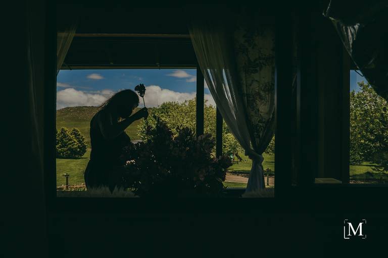 Mila Teixeira preparando a decoração Gabrielle e Carlos InComum Eventos