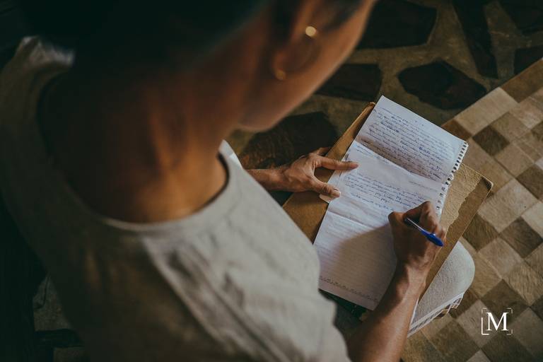 Noiva Gabrielle escrevendo os votos Elopement nas Nuvens