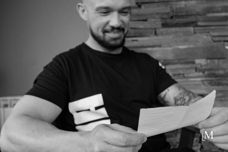 Carlos lendo a mensagem que a noiva escreveu