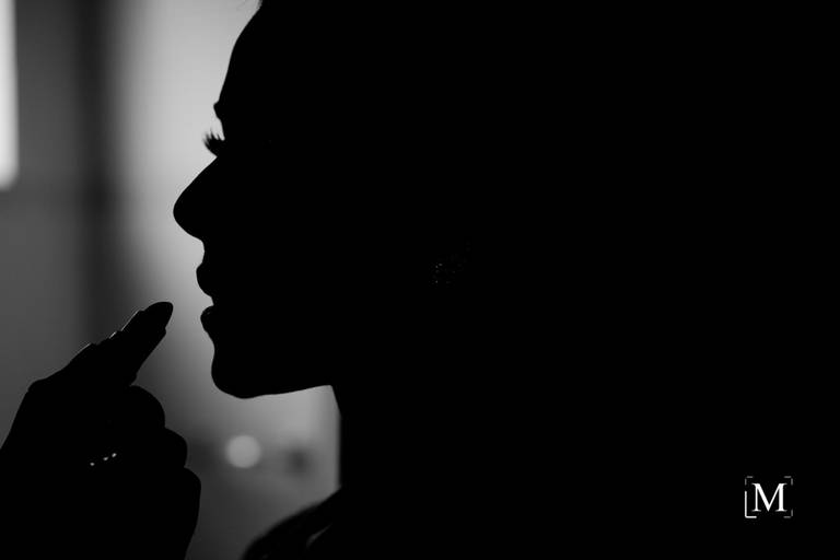 Noiva passando batom no making of Elopement nas Nuvens InComum Eventos