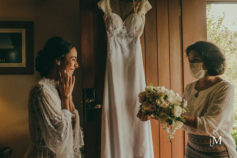 Patrícia Lima entregando o buquê a noiva Gabrielle no Elopement nas Nuvens Rio do Rastro Eco Resort InComum Eventos
