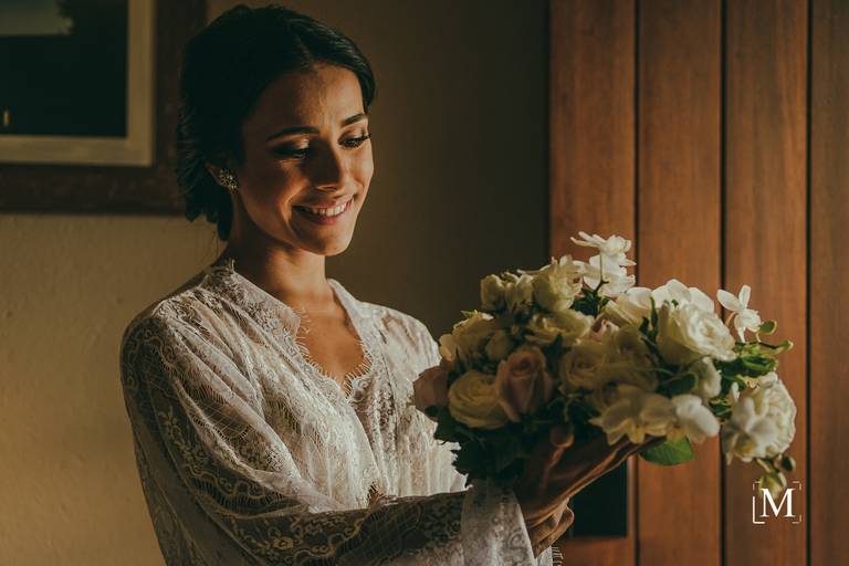 Noiva Gabrielle com seu buquê no chalé do Rio do Rastro Eco Resort InComum Eventos