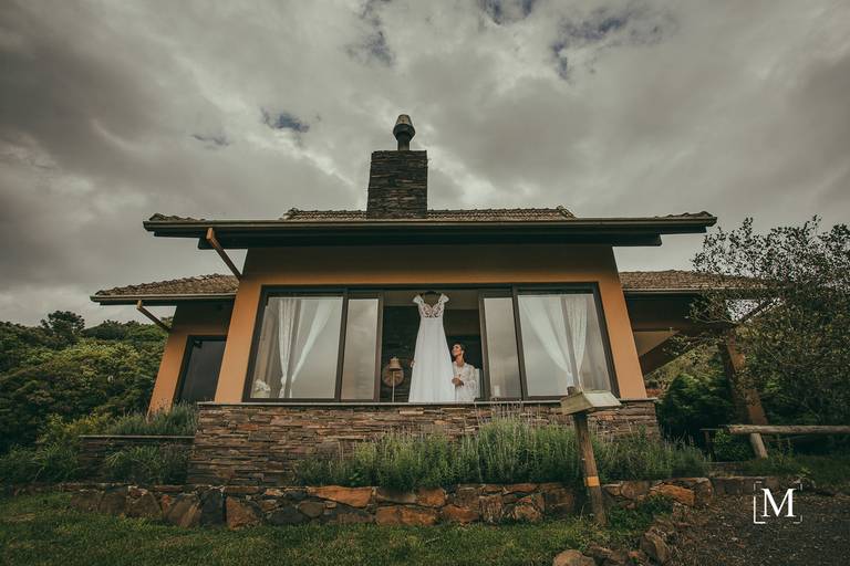 Chalé do Rio do Rastro Eco Resort noiva olhando seu vestido InComum Eventos