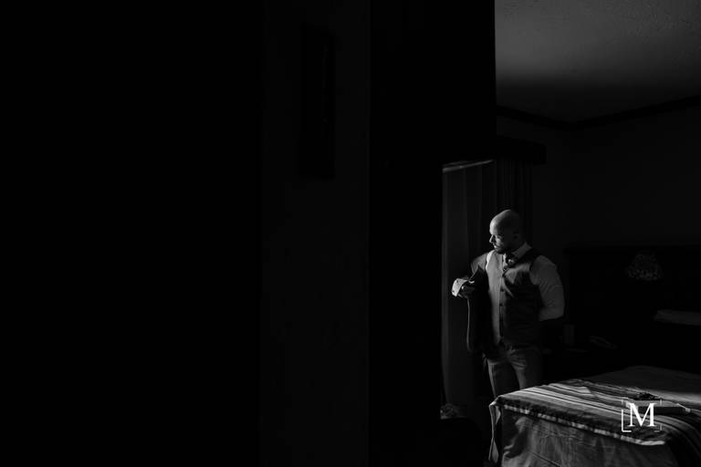 Noivo Carlos se vestindo para o Elopement nas Nuvens no Rio do Rastro Eco Resort InComum Eventos