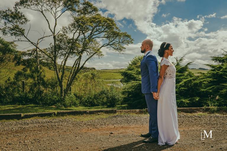 Noivos de mãos dadas no First Look Elopement nas Nuvens Rio do Rastro Eco Resort In Comum Eventos