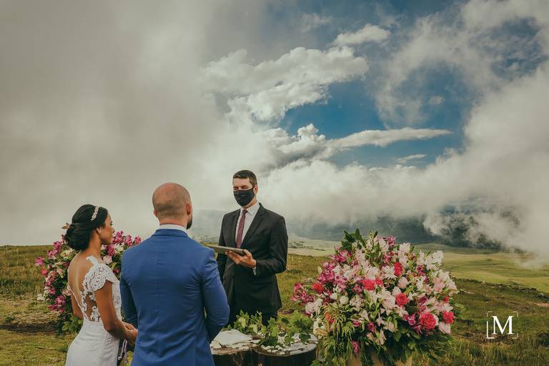 Raphael Faraco celebrante do Elopement nas Nuvens Rio do Rastro Eco Resort InComum Eventos