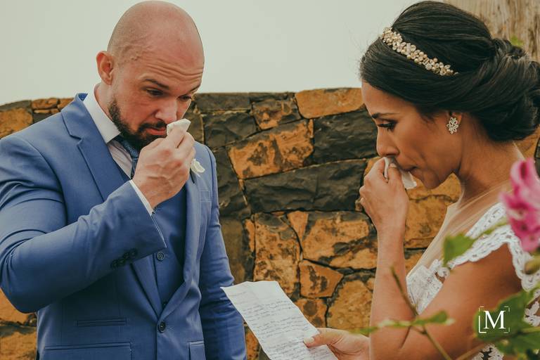 Noivos emocionados Elopement nas Nuvens Rio do Rastro Eco Resort InComum Eventos