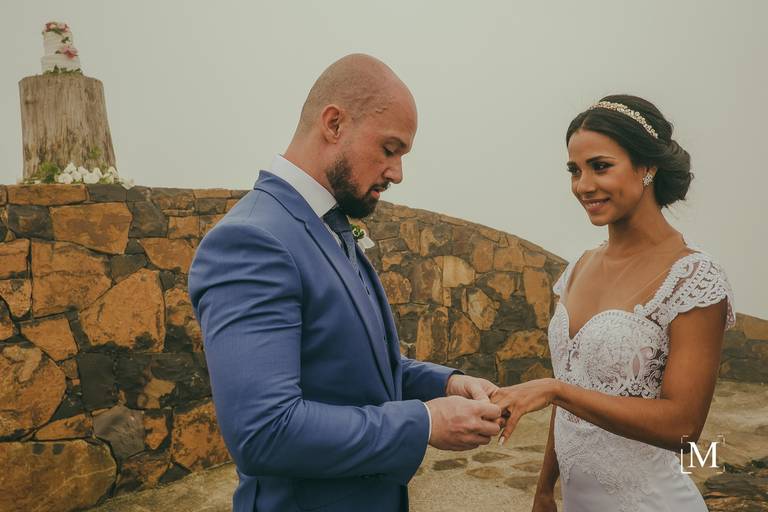 Troca das alianças Elopement nas Nuvens Gabrielle e Carlos no Rio do Rastro Eco Resort InComum Eventos