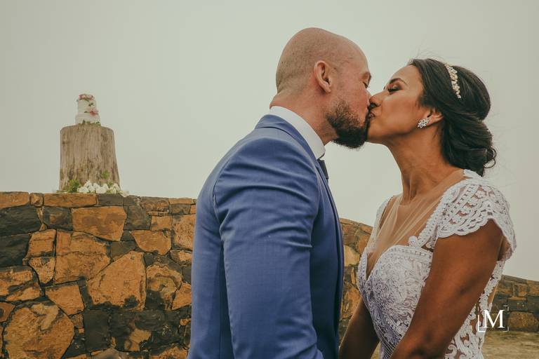 Beijo dos noivos no Topo Rio do Rastro Eco Resort Elopement nas Nuvens InComum Eventos