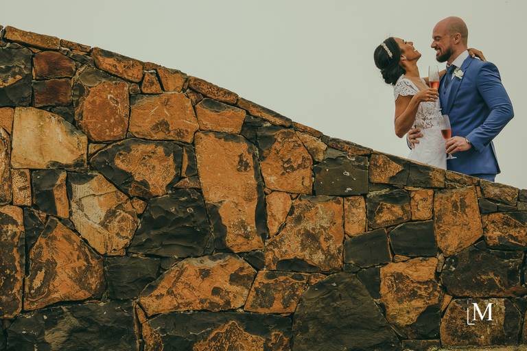 Noivos brindando Elopement nas Nuvens Rio do Rastro Eco Resort InComum Eventos