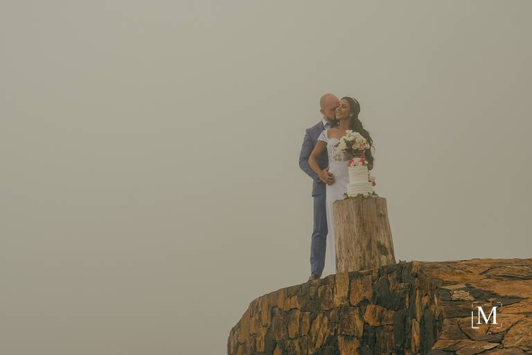 Noivos abraçados no Topo do Rio do Rastro Eco Resort Elopement nas Nuvens InComum Eventos
