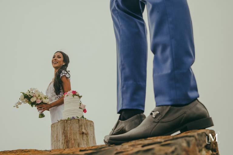 Noivos felizes no Topo do Rio do Rastro Eco Resort Elopement nas Nuvens InComum Eventos