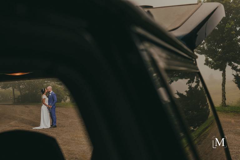 Casal recém casados no Rio do Rastro Eco Resort Elopement nas Nuvens Noivos no Topo do Rio do Rastro Eco Resort Elopement nas Nuvens InComum Eventos