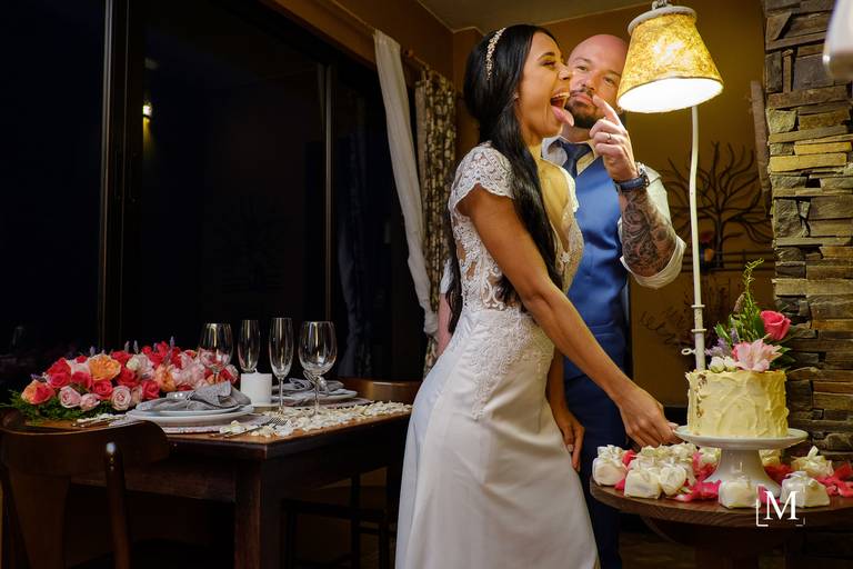 Noivos brincando corte do bolo Elopement nas Nuvens Rio do Rastro Eco Resort Noivos no Topo do Rio do Rastro Eco Resort Elopement nas Nuvens InComum Eventos