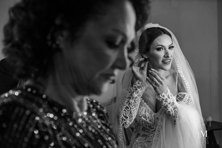 noiva arrumando o brinco