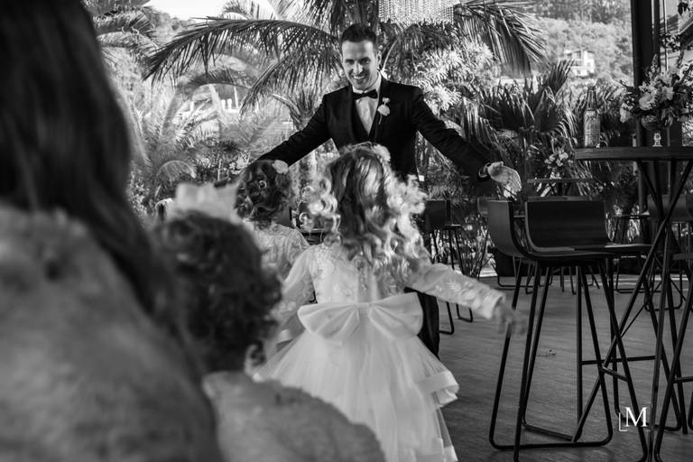 abraço do noivo na daminha