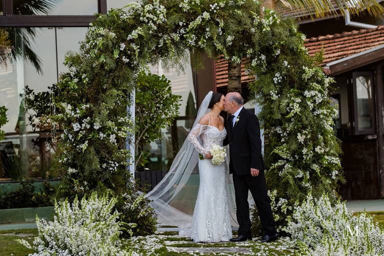 pai beijando a noiva