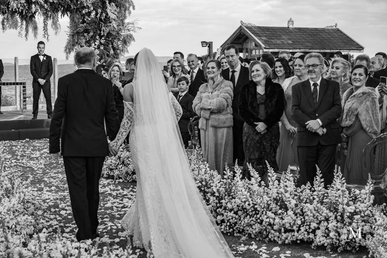 noivo esperando a noiva no altar