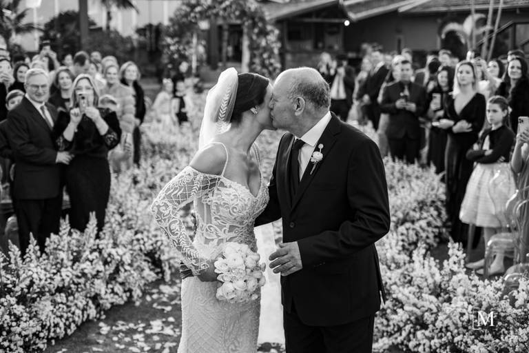 pai entrega a noiva para o noivo