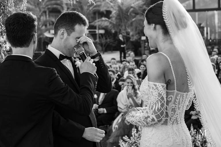 noivos emocionados no altar