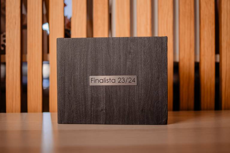 Álbum 15x20 com gravação em chapa prateada