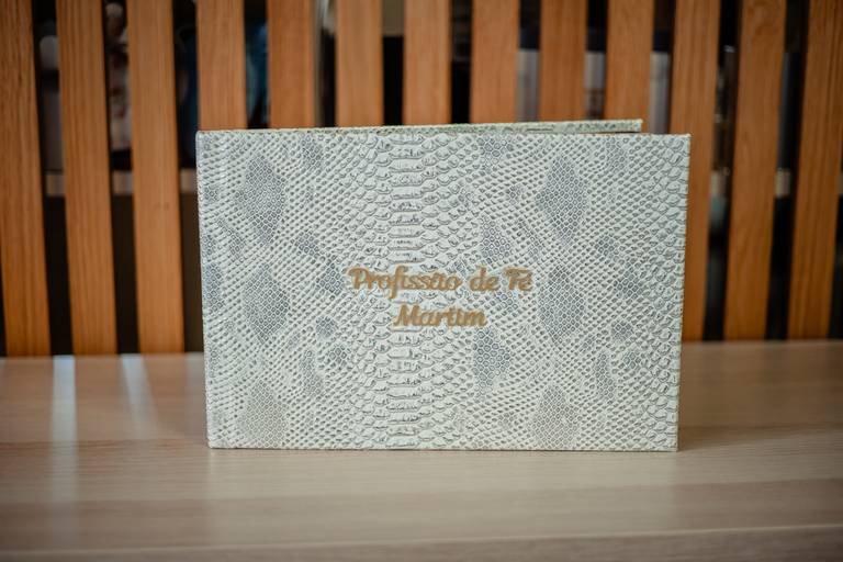 gravação em chapa dourada recortada