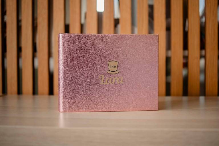 Álbum 15x20 com gravação em chapa dourada recortada