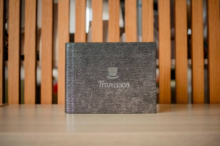 Álbum 15x20 com gravação em chapa prateada recortada