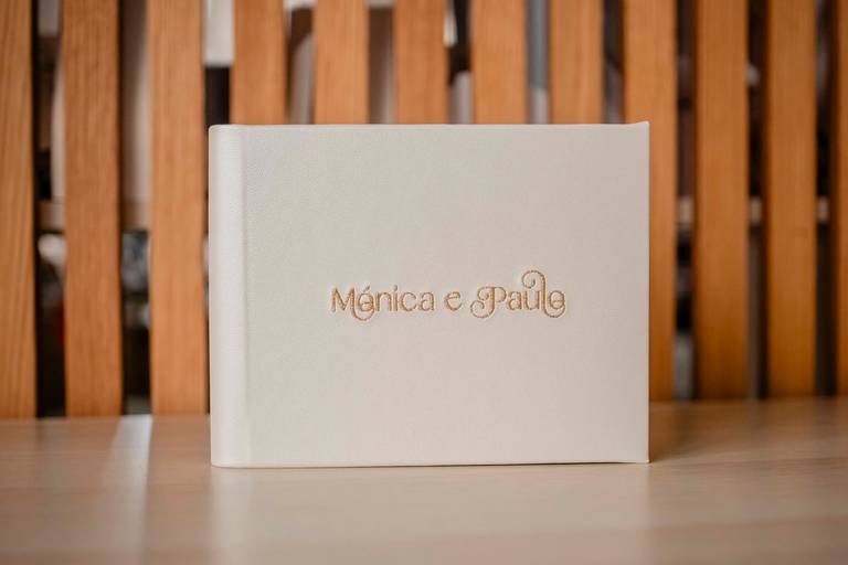 Álbum 15x20 com gravação em bordado dourado