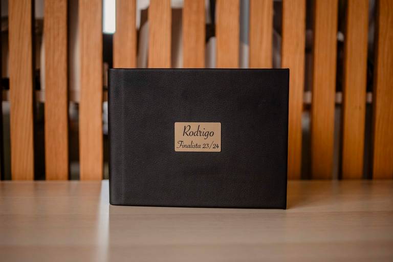 Álbum 15x20 com gravação em chapa dourada