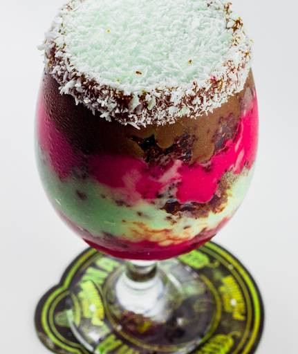 Bolo com recheio na taça gelado.