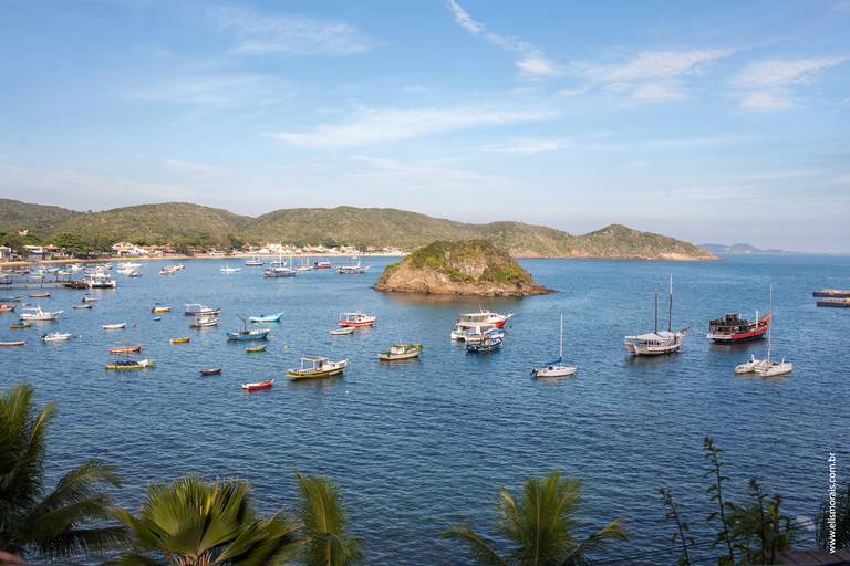Há 200 metros da Praia do Canto em Búzios, ao centro, encontra-se a ilha do Caboclo, Maravilhosa vista do Vila d'este Handmade Hospitality Hotel na Orla Bardot