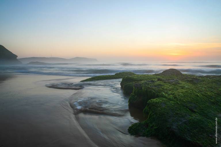 Nascer do sol no lado direito, Pedra rachada na Praia de Tucuns em Búzios - RJ