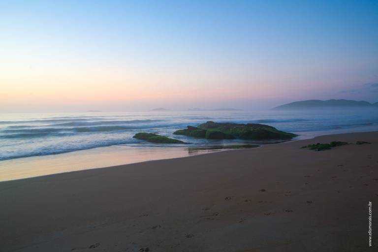 Nascer do sol no lado direito, Pedra rachada na Praia de Tucuns em Búzios - RJ