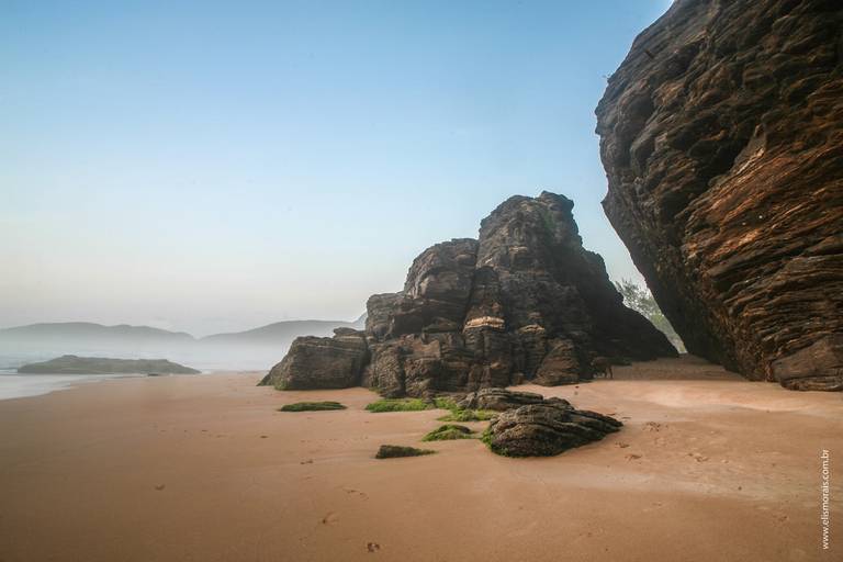 Nascer do sol no lado direito, Pedra rachada na Praia de Tucuns em Búzios - RJ