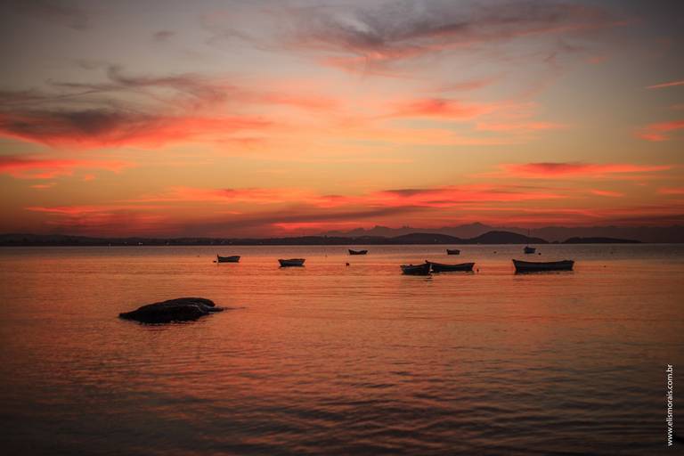 Foto do por do sol, final de tarde na Praia de Manguinhos, céu rosado, vista do Porto da Barra em Búzios - RJ
