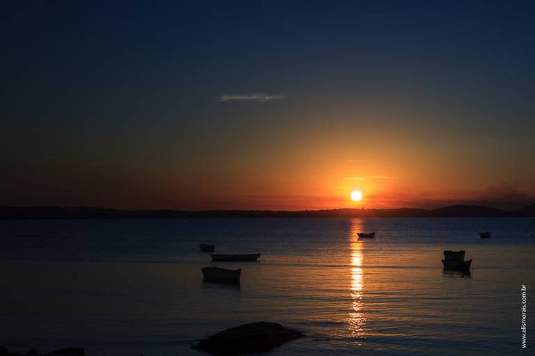 Foto do por do sol, final de tarde na Praia de Manguinhos, vista do Porto da Barra em Búzios - RJ
