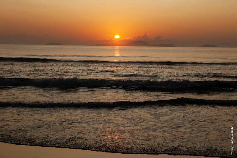 Sol nascendo na Praia do Peró em Cabo Frio - RJ
