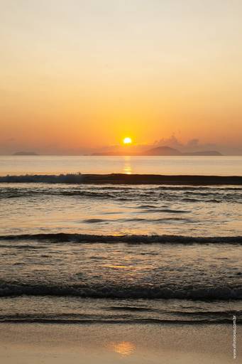 Sol nascendo na Praia do Peró em Cabo Frio - RJ