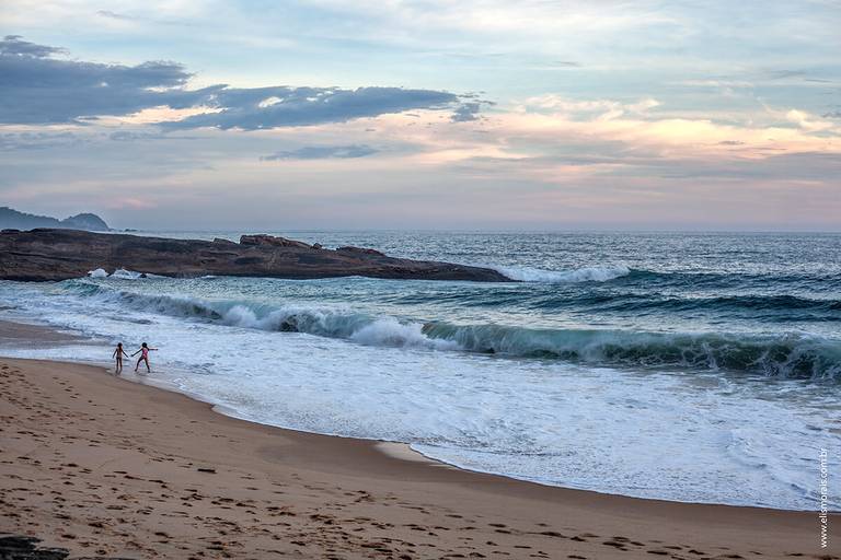 Meninas brincando na areia da praia ao Por do Sol na Praia de Fora, Trindade - Município de Paraty - RJ