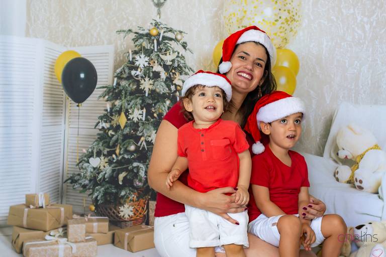 Mãe e filhos no ensaio de Natal