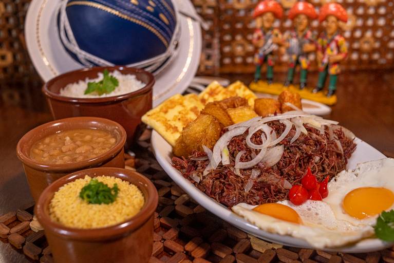 CHAPÉU DE COURO

CARNE SECA DESFIADA ACEBOLADA ACOMPANHADA DE 2 OVOS FRITOS, QUEIJO COALHO GRELHADO, ARROZ
FEIJÃO, MANDIOCA FRITA E FAROFA