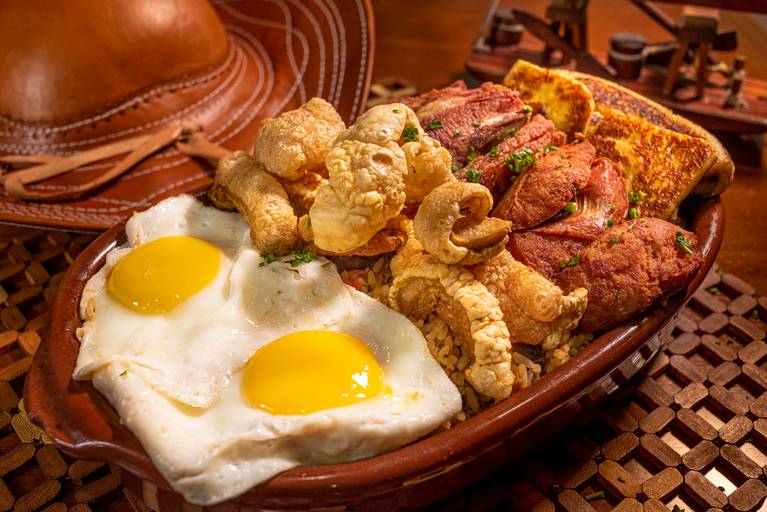 BAIÃO DE  10 PEQUENO

ARROZ, FEIJÃO CARIOCA, CARNE SECA, BACON, TORRESMO, QUEIJO COALHO, CALABRESA,  COSTELINHA, 
E BANANA GRELHADA