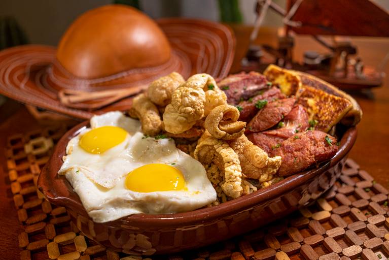 BAIÃO DE  10 PEQUENO

ARROZ, FEIJÃO CARIOCA, CARNE SECA, BACON, TORRESMO, QUEIJO COALHO, CALABRESA,  COSTELINHA, 
E BANANA GRELHADA