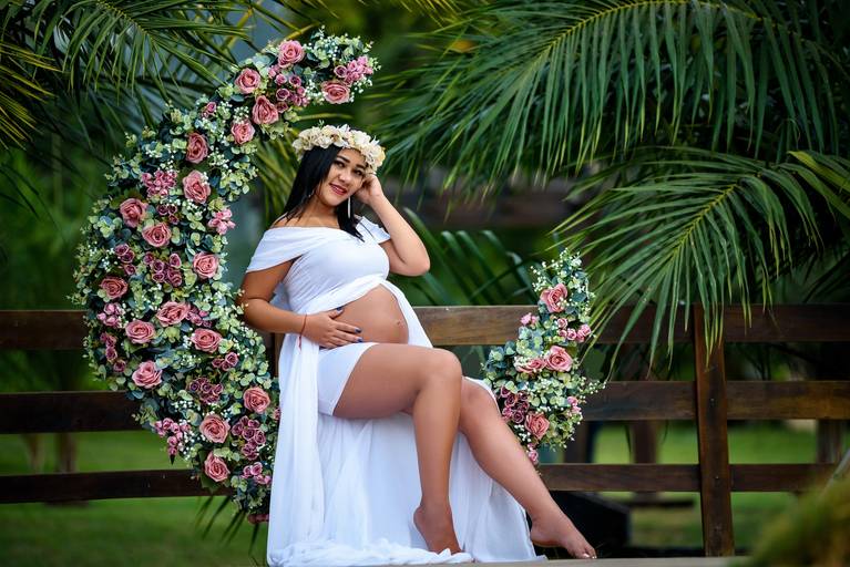 Fotografia de gestante em Cuiabá, com figurino próprio. Fotos em estúdio e externo.