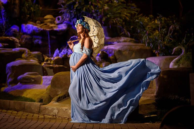 Fotografia de gestante em Cuiabá, com figurino próprio. Fotos em estúdio e externo.