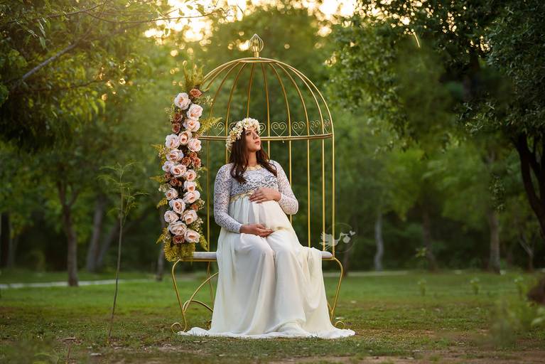 Fotografia de gestante em Cuiabá, com figurino próprio. Fotos em estúdio e externo.
